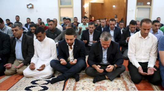 الملك وولي العهد يؤديان صلاة العيد في العقبة الملك وولي العهد يؤديان صلاة العيد في العقبة
