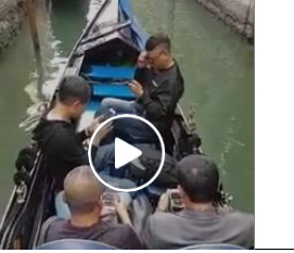 بالفيديو .. سياح انشغلوا بهواتفهم بدلا من الاستمتاع بجمال البندقية
