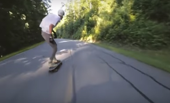 بالفيديو : سقوط مؤلم لشاب من لوح التزلج ...