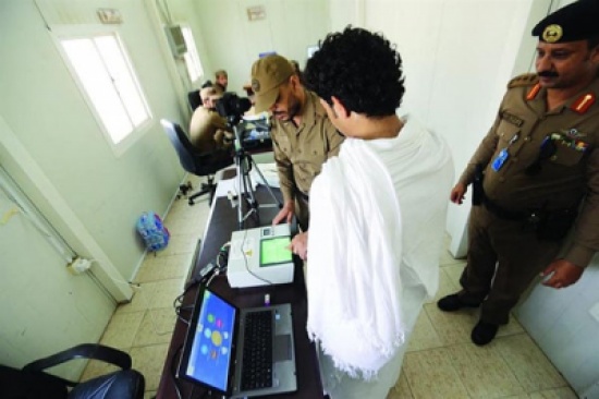 شاهد: كيف تتعامل الجهات الأمنية مع الحجاج المشتبه بهم داخل المشاعر المقدسة شاهد: كيف تتعامل الجهات الأمنية مع الحجاج المشتبه بهم داخل المشاعر المقدسة