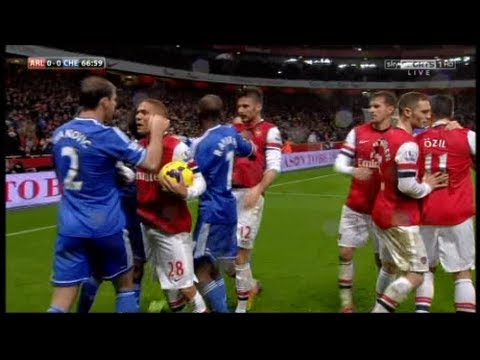 مشاجرة مسعود اوزيل و ايفانوفيتش اثناء المباراة