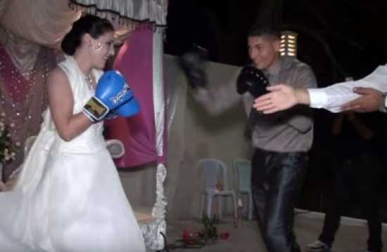 عريس تونسي وزوجته الفرنسية يتبادلان اللكمات في زفافهما