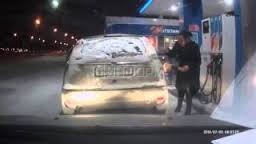 بالفيديو.. امرأة تشعل النيران في سيارتها عن طريق الخطأ