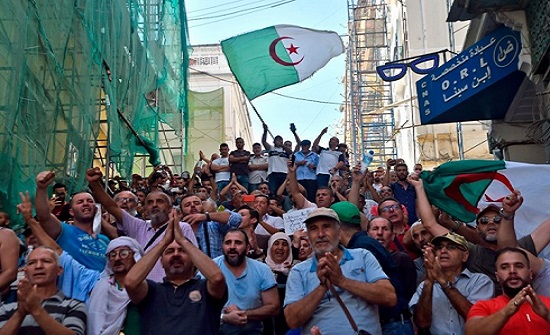 وزير جزائري: الاحتجاجات الشعبية في ظل "كورونا" انتحار وزير جزائري: الاحتجاجات الشعبية في ظل "كورونا" انتحار