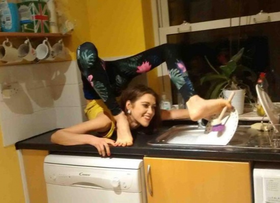 بالصور: المرأة الأكثر مرونة في بريطانيا.. لن تتخيل ماذا تفعل بجسدها؟!