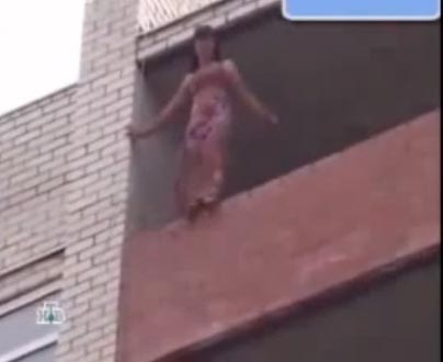 رجل ينقذ فتاة حاولت الإنتحار