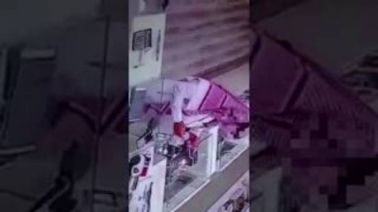 سَرَق محل جوالات بطريقة مبتكرة (فيديو)