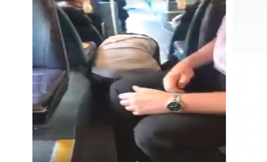 بالفيديو: نهاية مروعة لشاب نام داخل حافلة