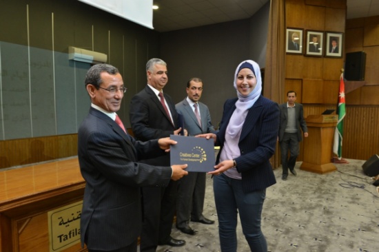 حفل في الطفيلة التقنية بتخريج دورة الإدارة العليا للموظفين