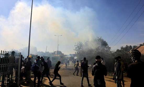 اطلاق الغاز المسيل للدموع لتفريق المتظاهرين قرب القصر الرئاسي السوداني.. بالفيديو اطلاق الغاز المسيل للدموع لتفريق المتظاهرين قرب القصر الرئاسي السوداني.. بالفيديو
