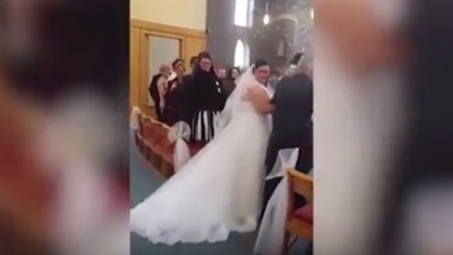 بالفيديو.. طفل يضع عروس في موقف محرج أثناء حفل الزفاف