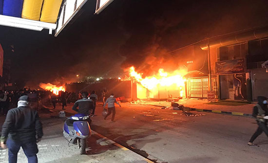 بالفيديو : محتجون عراقيون يحرقون مبنى القنصلية الإيرانية في النجف بالفيديو : محتجون عراقيون يحرقون مبنى القنصلية الإيرانية في النجف