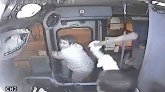 يد لص تعلق في باب حافلة الى حين وصول الشرطة