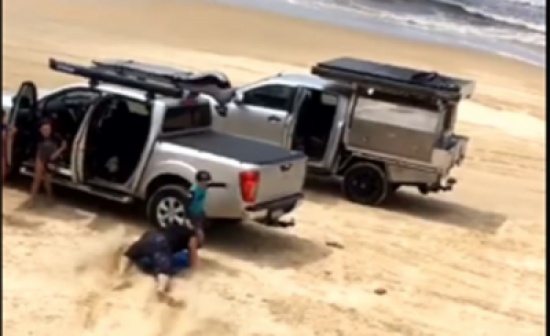 بالفيديو.. رجل يضع نفسه في موقف محرج أثناء التزلج على الرمال