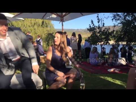 بالفيديو.. رد فعل فتاة منعها حبيبها من التقاط باقة الزهور في حفل زفاف بالفيديو.. رد فعل فتاة منعها حبيبها من التقاط باقة الزهور في حفل زفاف