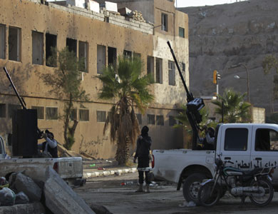 المعارضة تعلن سيطرتها على أكبر حقل نفطي في سوريا