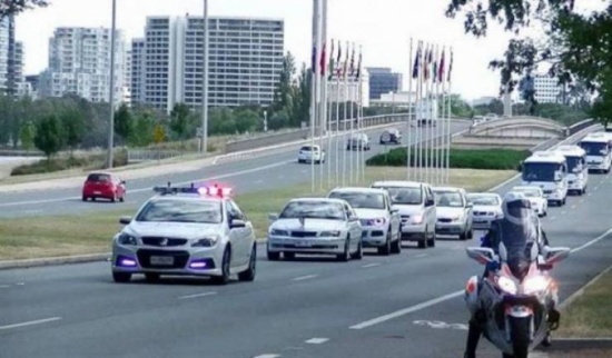 صورة| رئيس دولة يوقف موكبه ويقفز من السيارة.. لسبب غريب!! صورة| رئيس دولة يوقف موكبه ويقفز من السيارة.. لسبب غريب!!