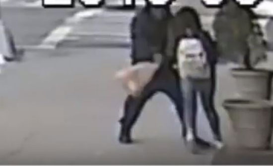 رجل يضرب فتاة ويسقطها بالطريق دون سبب (فيديو) رجل يضرب فتاة ويسقطها بالطريق دون سبب (فيديو)