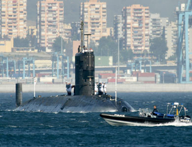 غواصة بريطانية تنضم الى عمليات البحث عن الطائرة الماليزية