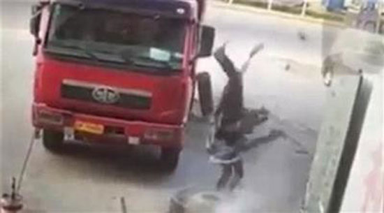 فيديو مروع .. انفجار إطار شاحنة يقذف بعامل في الهواء! فيديو مروع .. انفجار إطار شاحنة يقذف بعامل في الهواء!