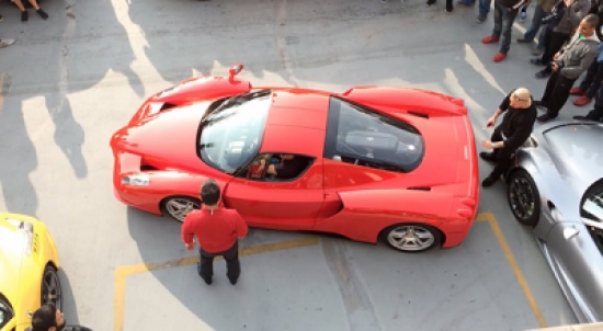 فيديو:يفشل في ركن سيارة فيراري