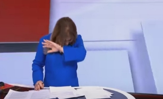 شاهد.. ضحك هيستيري لمذيعة أخبار بسبب “جو بايدن”