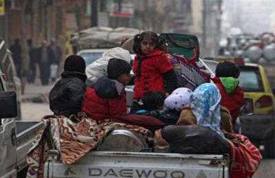 موجة نزوح كبيرة في ريف اللاذقية جراء الغارات الروسية