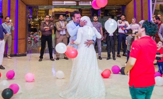 رجل يعد مفاجأة غير متوقعة لزوجته في عيد زواجهما (فيديو وصور) رجل يعد مفاجأة غير متوقعة لزوجته في عيد زواجهما (فيديو وصور)