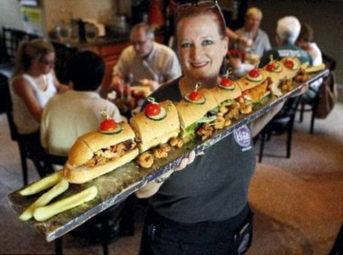 بالصور.. مطعم يتحدى زبائنه بقائمة وجبات عملاقة