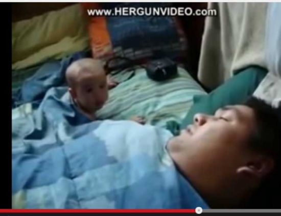 يخاف من شخير ابوه