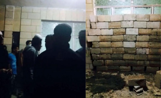 محتجون يغلقون مبنى بلدية عنجرة بالطوب محتجون يغلقون مبنى بلدية عنجرة بالطوب