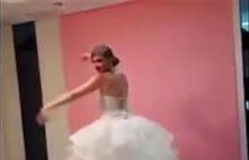بالفيديو.. عروس ترقص بجنون فرحا بفستان الزفاف