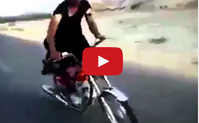 بالفيديو : شاهد ماذا حدث لشاب كان يستعرض مهاراتة بدراجته