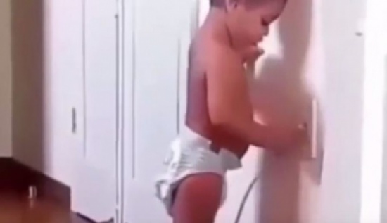 شاهد.. طفل يسمع صوت المكنسة الكهربائية لأول مرة