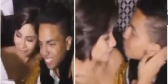 شاهد.. معجب احرج شيرين بالقبل امام الجمهور