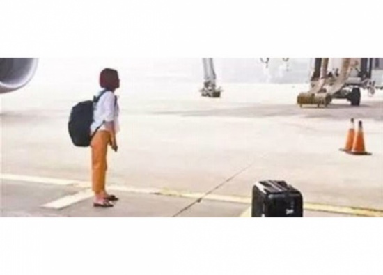 صورة | صينية تأخرت عن طائرتها فوقفت تحت عجلاتها!.. ماذا حدث لها؟ صورة | صينية تأخرت عن طائرتها فوقفت تحت عجلاتها!.. ماذا حدث لها؟