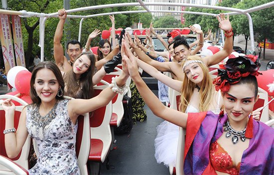 بالصور..مصمم ينظم عرضا للملابس الداخلية بحافلة مكشوفة فى شوارع الصين