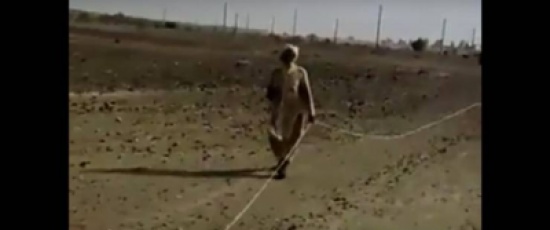 فيديو | ماذا فعل رجل كفيف ليصل إلى المسجد!