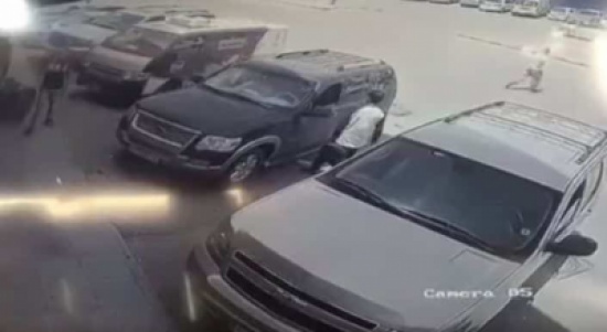 بالفيديو: سرقة “تاهو” في وضع التشغيل.. وسائقها يتعلق في السيارة لإيقاف اللص|