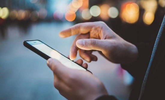 شاب يملك محل هواتف يستدرج فتاة بدهاء ويعتدي عليها في دولة عربية شاب يملك محل هواتف يستدرج فتاة بدهاء ويعتدي عليها في دولة عربية