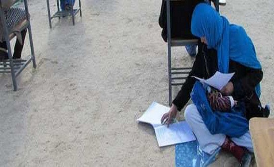 صورة سيدة أفغانية تعتني بطفلها أثناء أداء اختبار قبول بجامعة صورة سيدة أفغانية تعتني بطفلها أثناء أداء اختبار قبول بجامعة