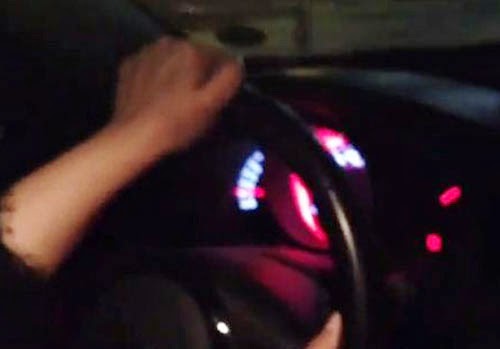 يعلم والدته القيادة بمناسبة يوم الأم