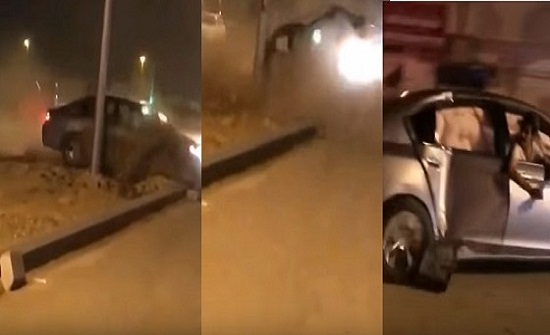 بالفيديو.. مفحط يصطدم بعمود كهرباء بالفيديو.. مفحط يصطدم بعمود كهرباء