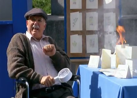 الخارطة والرجل المسن