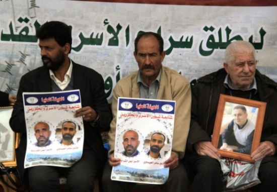 قائد أسرى حماس بالسجون الإسرائيلية يُضرب عن الطعام قائد أسرى حماس بالسجون الإسرائيلية يُضرب عن الطعام