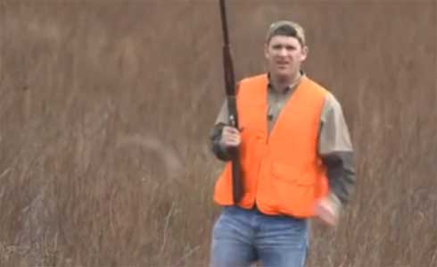 صياد يحمل بندقية ويصطاد بيده ( فيديو )