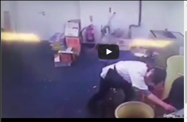 بالفيديو.. لقطات طريفة لعاملة حشر رأسها داخل دلو بطاطس بمطعم