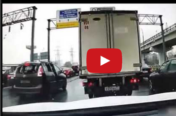 لصان يسرقان سيارة أثناء توقفها في إشارة مرور