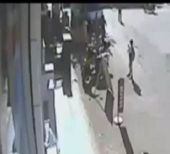 فيديو.. طفل ينجو من شاحنة فيصفعه بابها بعنف فيديو.. طفل ينجو من شاحنة فيصفعه بابها بعنف