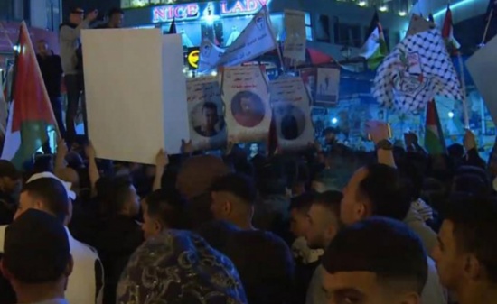 إسرائيل تنقل أسرى مضربين إلى سجن عسقلان